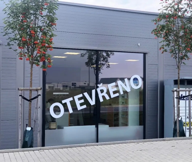 Retail park Pražská 950 v Chýni, vstup do provozovny